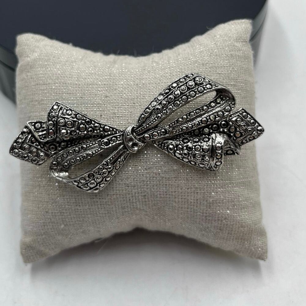 Vintage Faceted Rivet Textured‎ Silver Tone Rhinestone Ribbon Bow Brooch 3”